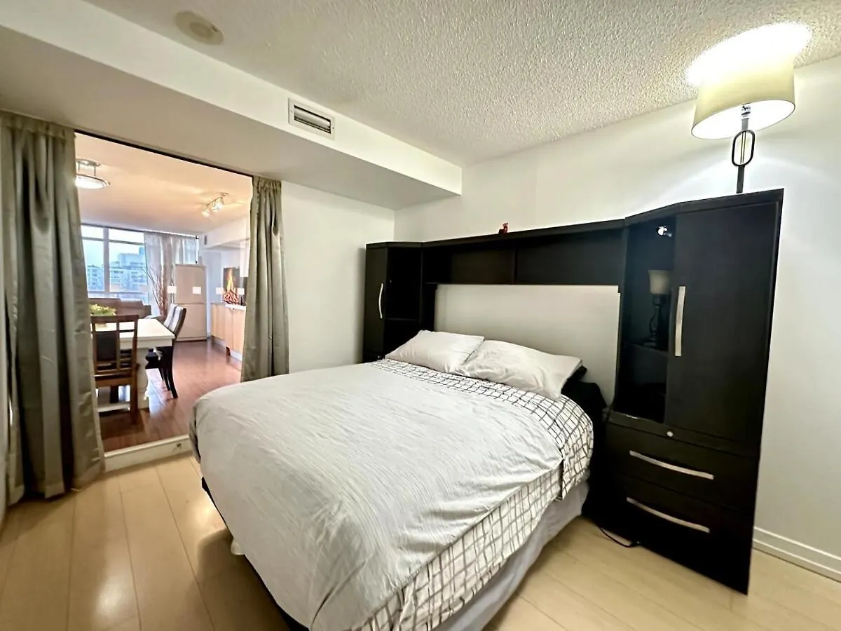 Apartment Spacious 2Bdrms & 2Baths With 3 Real Beds Toronto