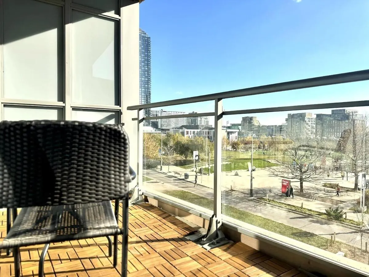 Spacious 2Bdrms & 2Baths With 3 Real Beds Toronto Apartment