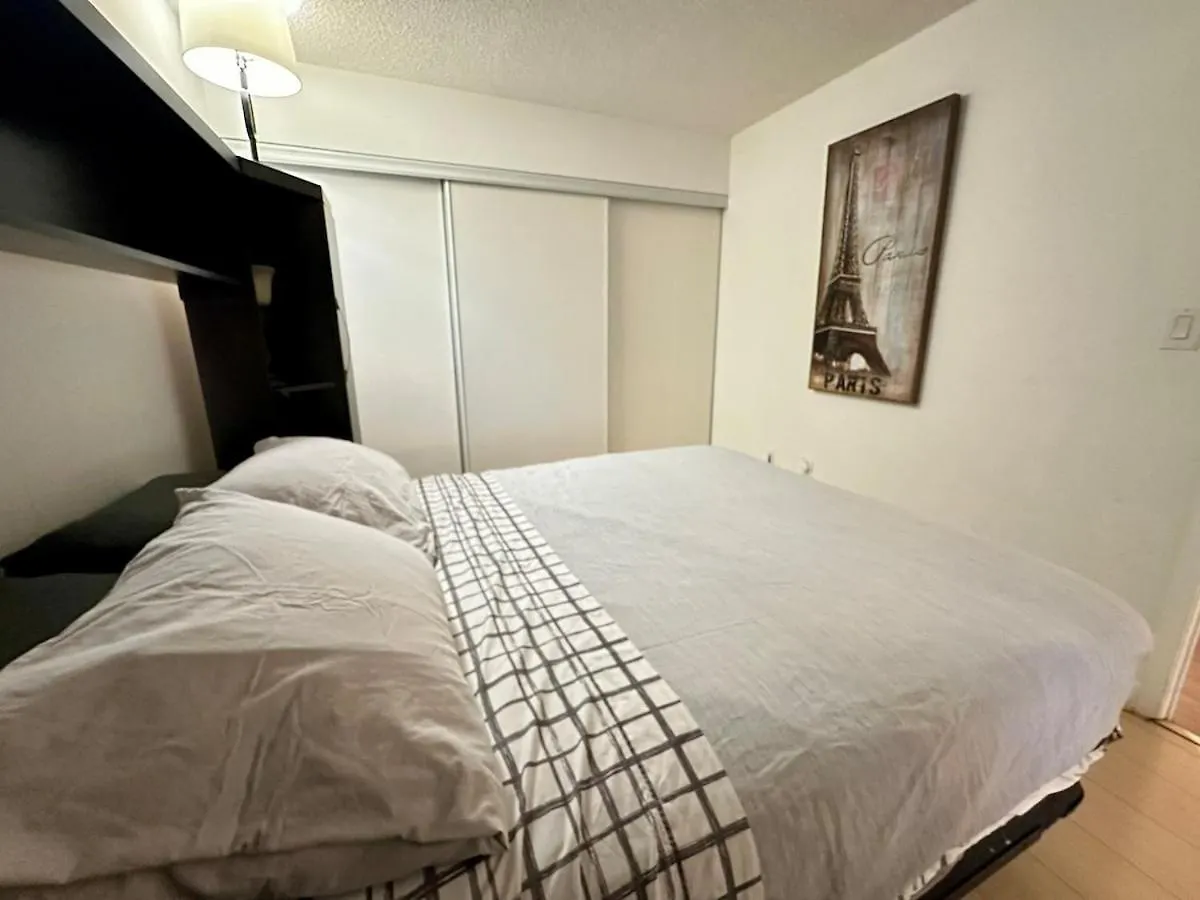 Spacious 2Bdrms & 2Baths With 3 Real Beds Toronto Apartment