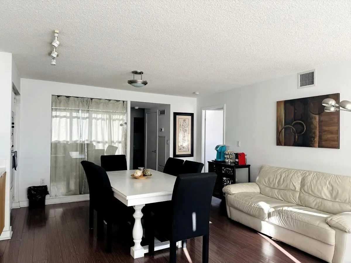 Spacious 2Bdrms & 2Baths With 3 Real Beds Toronto