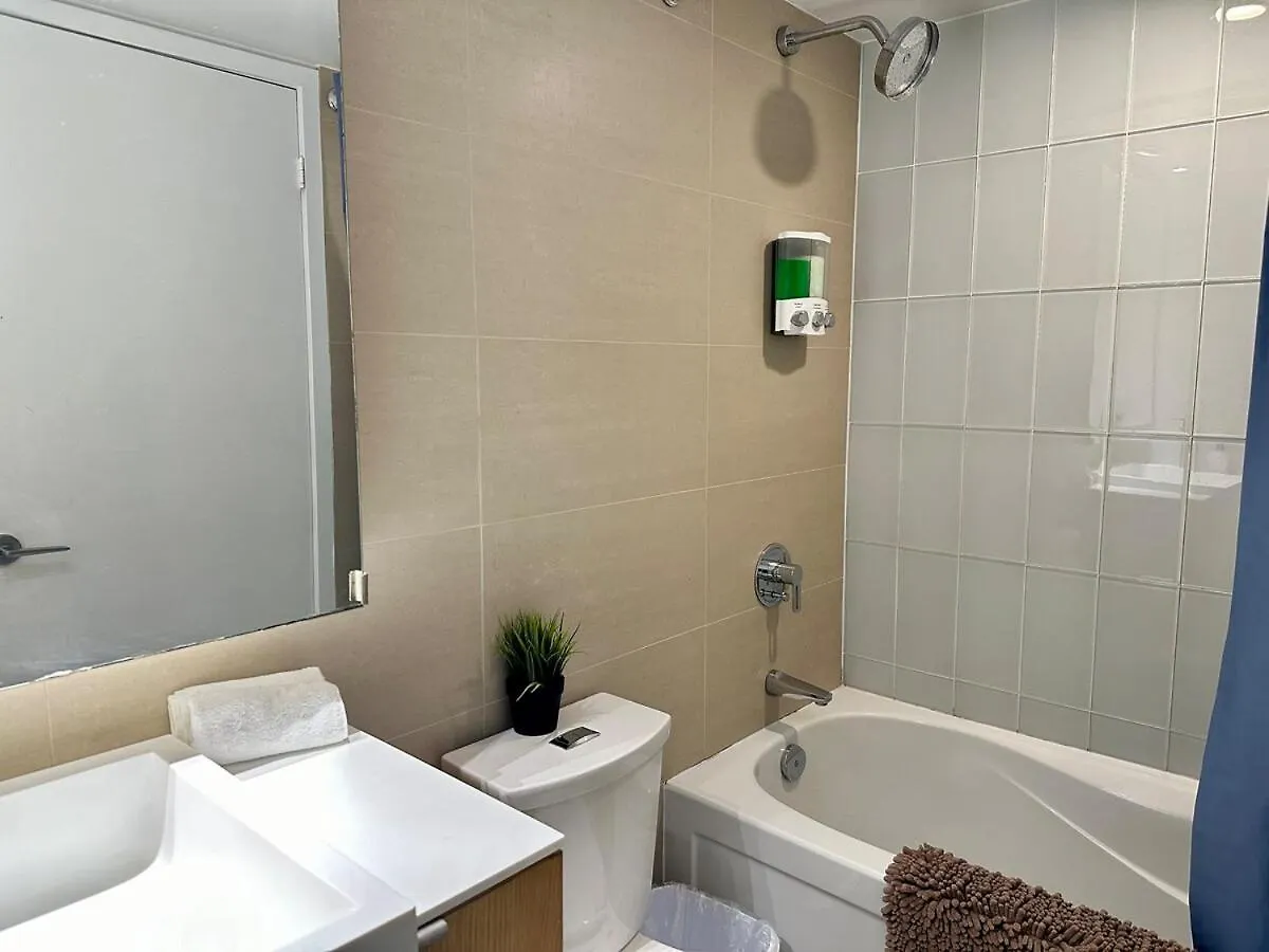 Spacious 2Bdrms & 2Baths With 3 Real Beds Toronto Apartment